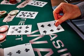 Berbagai pilihan meja permainan kasino langsung tersedia di platform qqbet333 Indonesia